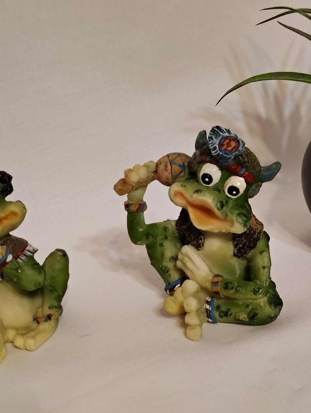 FROGS!!  1990's Collectable Green Whimsical Resin Native American Indians. 4pc - Picture 3 of 8